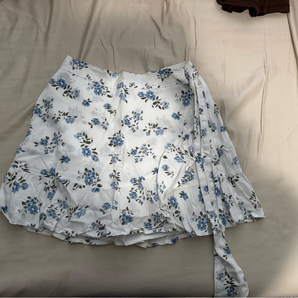 Hollister White and Blue Floral Skirt